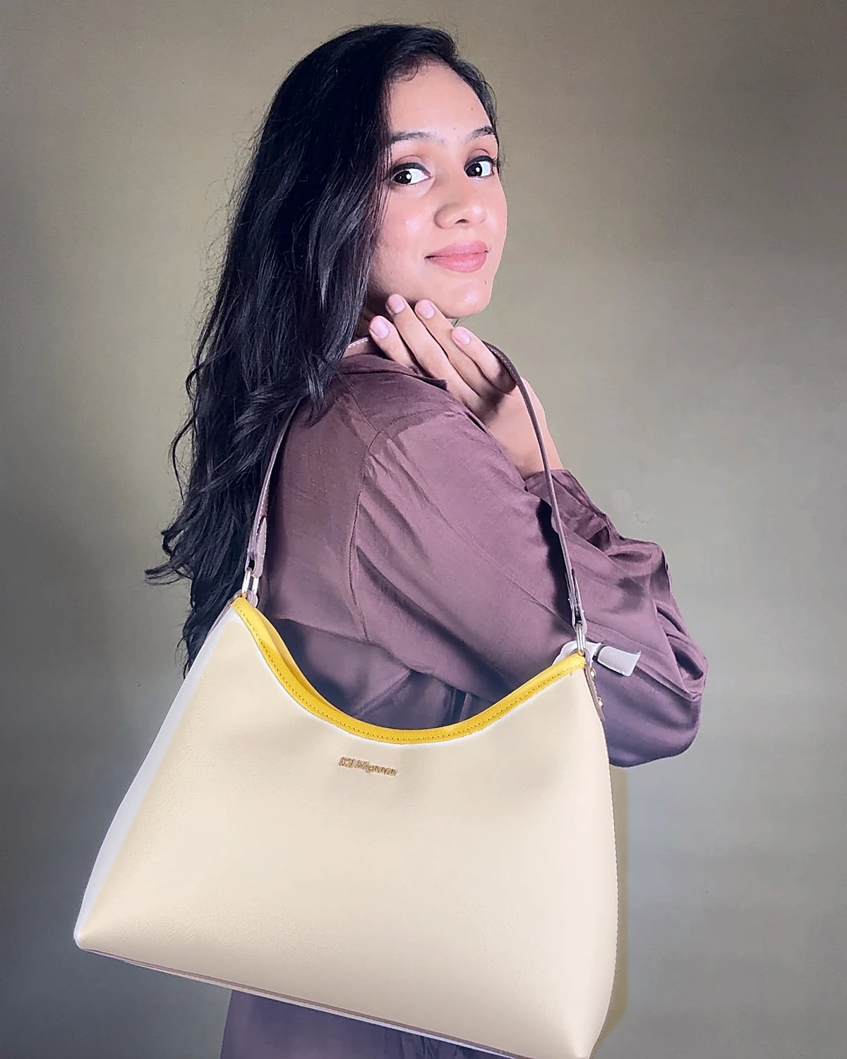 Avelin Shoulder Bag Beige Influencer 01