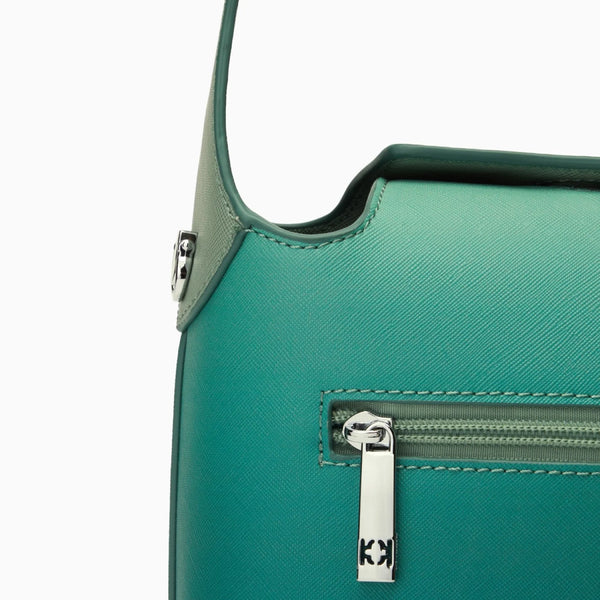 Magnetic closure and inner pockets make organisation quick and easy.