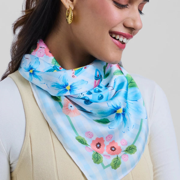 Balanced size makes it easy to style at the neck, in the hair or over the shoulders.