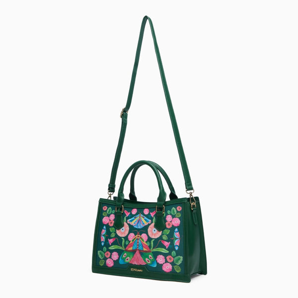 Adjustable shoulder straps and a lightweight build keep it comfortable all day.