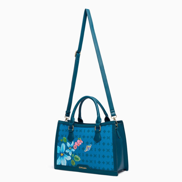 Adjustable shoulder straps and a lightweight build keep it comfortable all day.