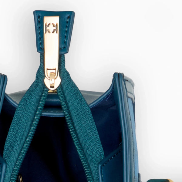 Secure chain-lock closure and multiple inner pockets make it as practical as it is expressive.