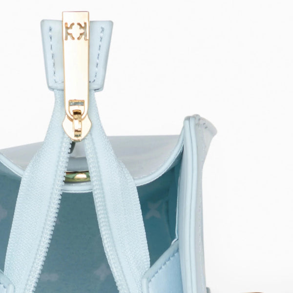 Secure chain-lock closure and multiple inner pockets make it as practical as it is expressive.