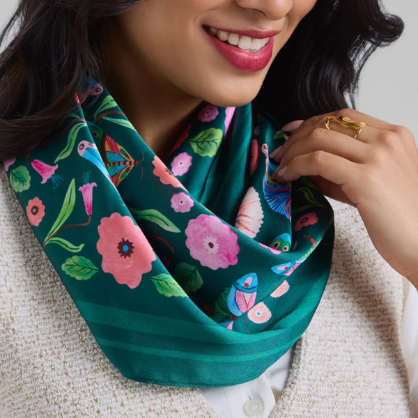 Balanced size makes it easy to style at the neck, in the hair or over the shoulders.
