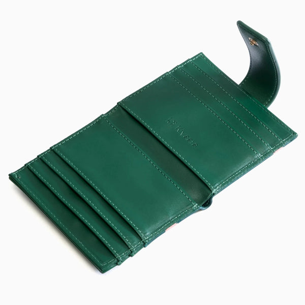 Six inner compartments and two hidden pockets keep the small things organised.