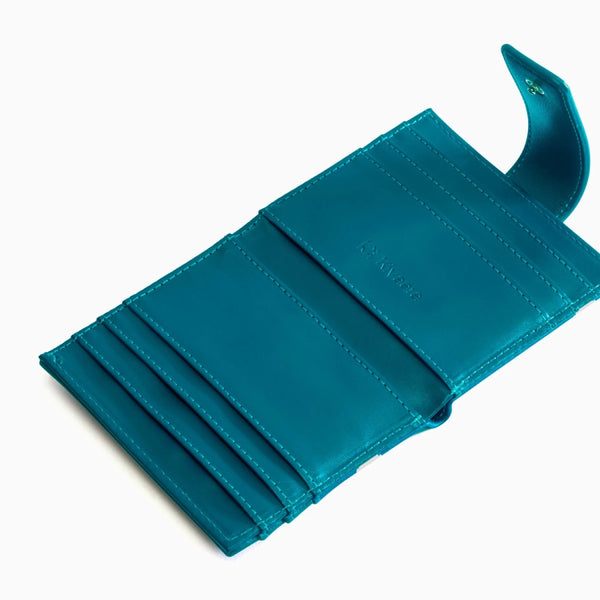 Six inner compartments and two hidden pockets keep the small things organised.