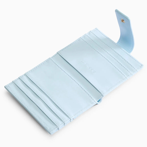 Six inner compartments and two hidden pockets keep the small things organised.