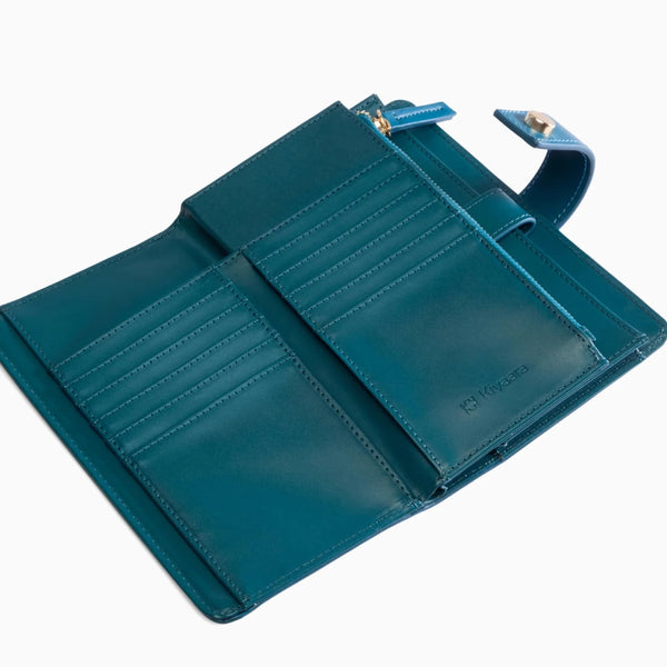 Ten card slots and three organised compartments keep everything in its place.