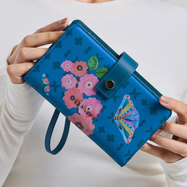 A compact printed wallet that brings Farasha art into your daily routine.